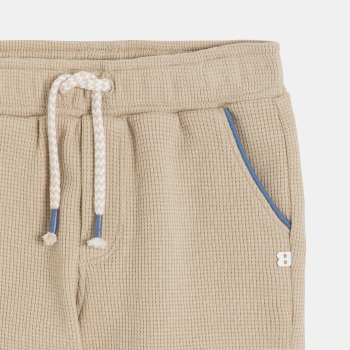 شورت قطني اللون بيج للولد الرضيع ومرسوم عليه خلية نحل 